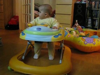 Sarah dans son trotteur