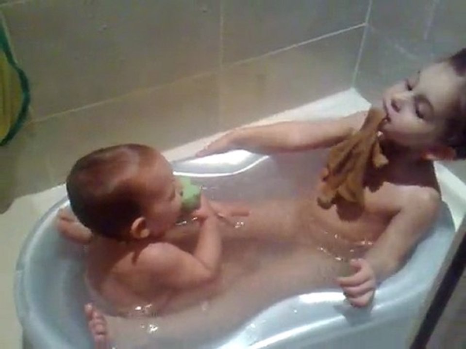 Meme dans une petite baignoire on s'amuse