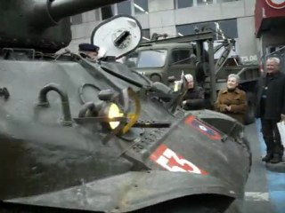 RETROMOBILE 2010 Demo char SHERMAN marche arrière
