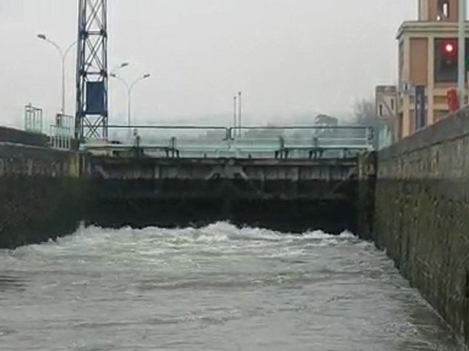 Passage de l'écluse de Suresnes