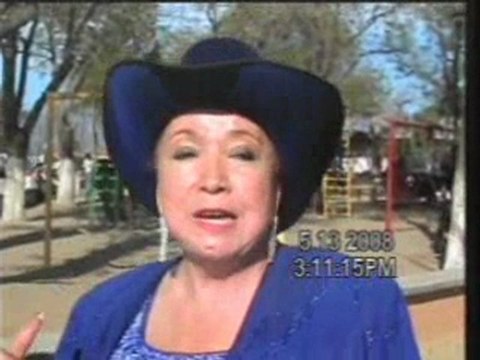 100111 cantante dona juguentes a niños