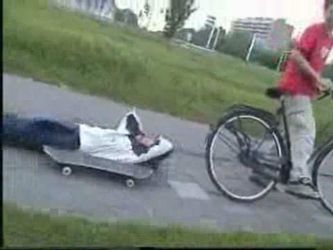 Le fils de Régis en skate tracté par un vélo