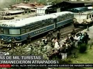 Rescatan más de mil turistas atrapados en el Cusco