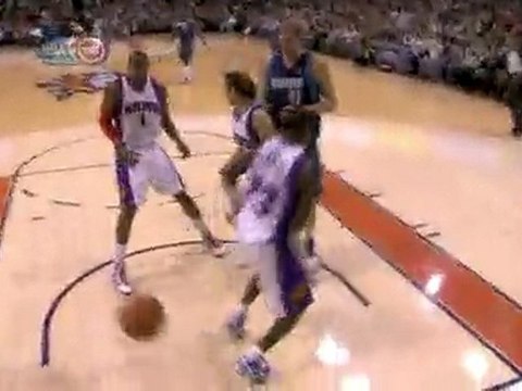 Amar'e Stoudemire gets a block which leads to a Suns break a