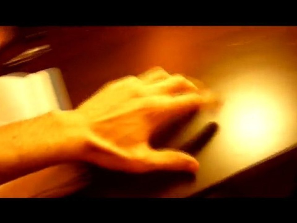 Encenser la main-lédiction est un chat