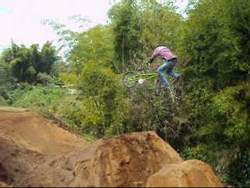 bmx popayan, dirt en toro rojo, bmx hades, riding to live