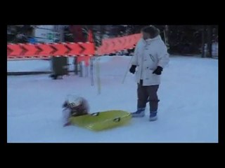 Océane fait de la luge avec mamie