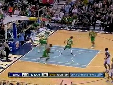 Andrei Kirilenko and he finishes strong with a two-hand slam