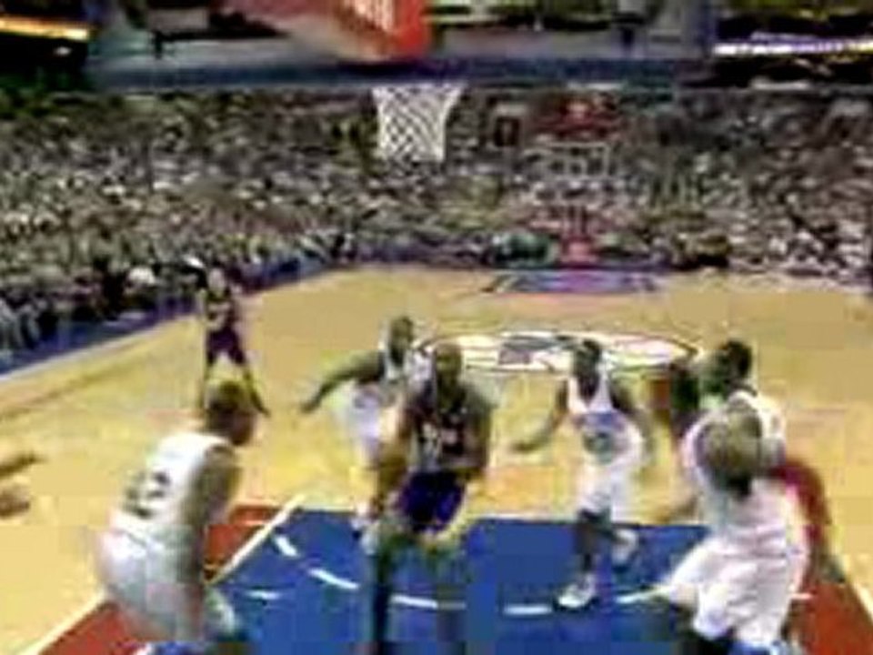 Kobe Bryant finds an open Lamar Odom underneath the basket f