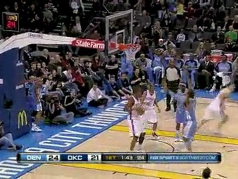 Kevin Durant has his shoe come off and still finds a way to