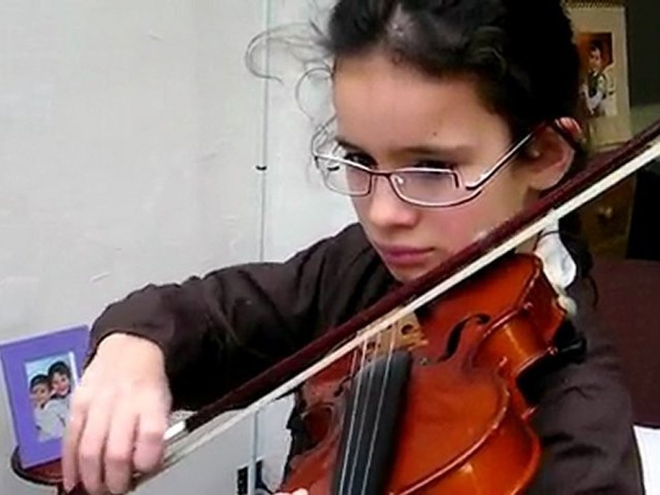 Lysa fait du violon à la maison