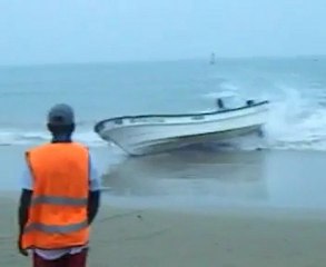 bateau arrive trop vite sur la plage
