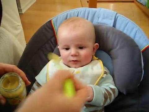 201001 Romain mange son premier petit pot