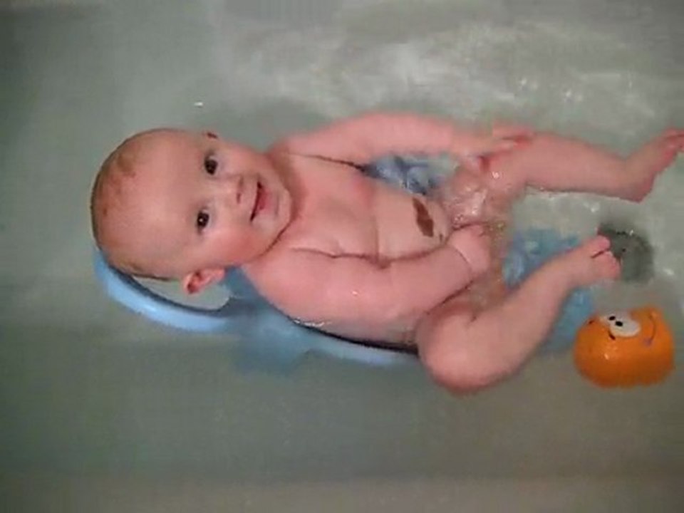 201001 Romain fait le fou ds le bain