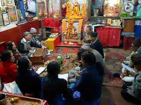 Chant Shiva dans un temple de Durbar Square à Kathmandou