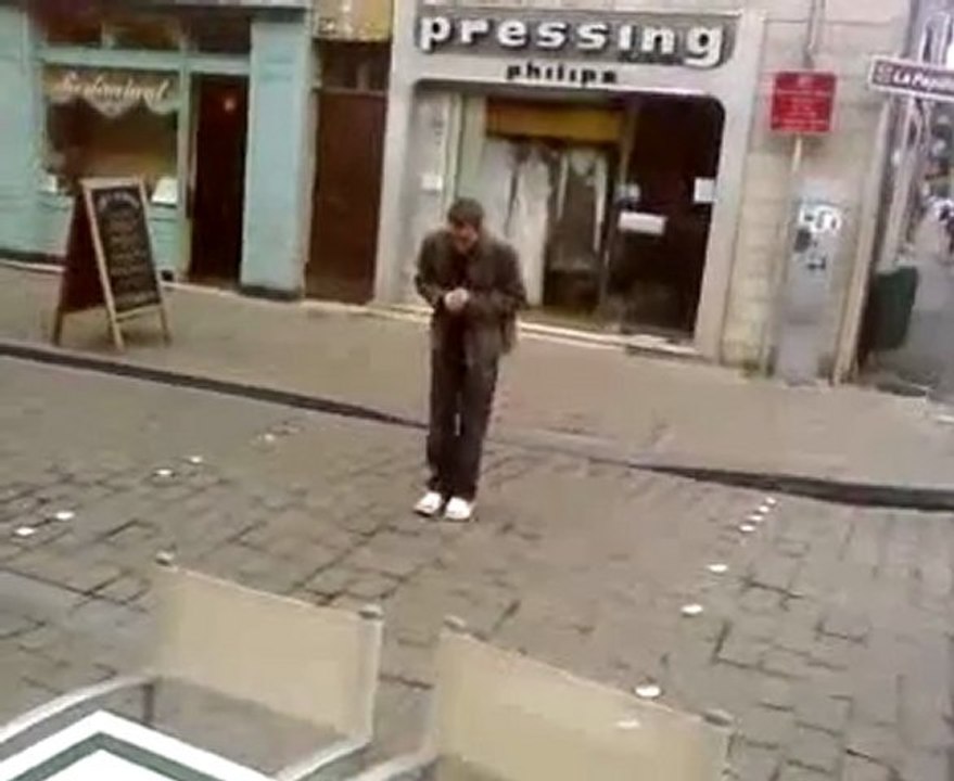 Il traverse la route
