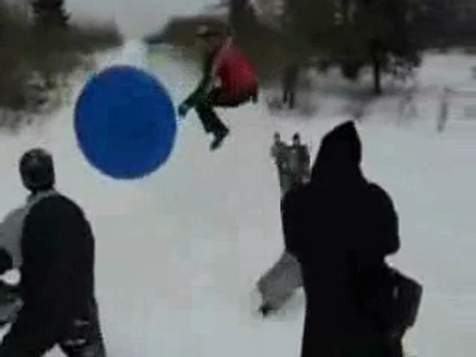 Régis descend une pente enneigée