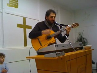 Le serviteur CHRISTOPHE chante avec ses enfants pour DIEU