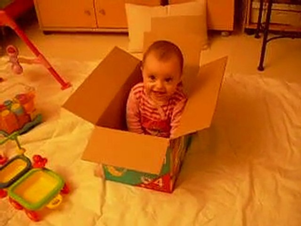 janvier océane dans son petit carton !!!