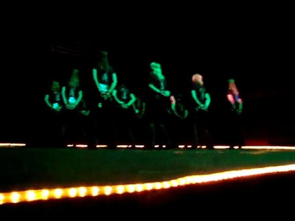 DANCING VIOLINS PAR NEW DANCE ATTITUDE