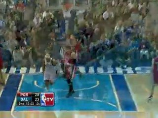 Drew Gooden does a nice move in traffic for the two-hand sla