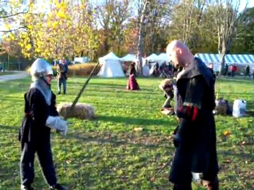 Crosnes 2009 / Initiation à l’épée pour le petit Médi.