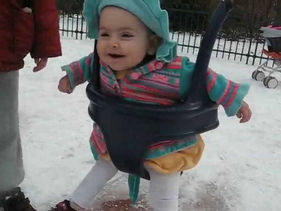 Iris se balance au parc Ste Marie