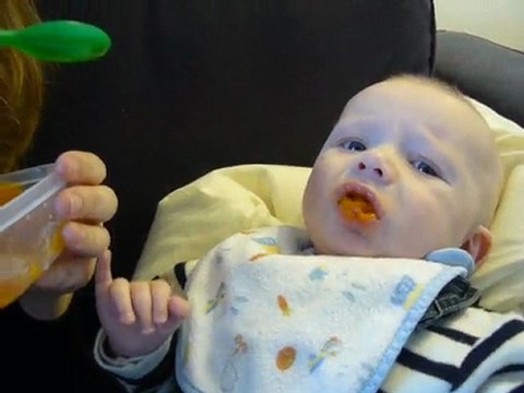 Maxence: premières cuillères de purée de carottes (31/01/10)
