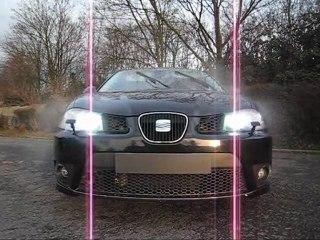 Seat Ibiza avec lave-phare d'origine sur Pare-chocs Cupra