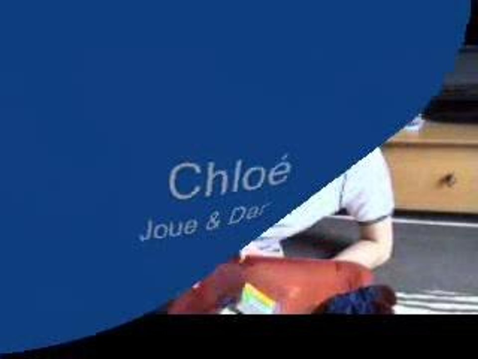 Chloe joue et danse