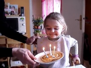 Eline souffle ses 3 bougies