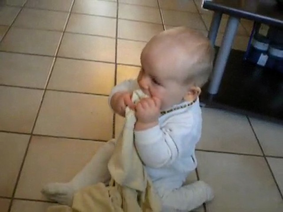 Mathéo s'asseoit tout seul