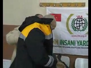 İHH'dan evsizlere giysi yardımı