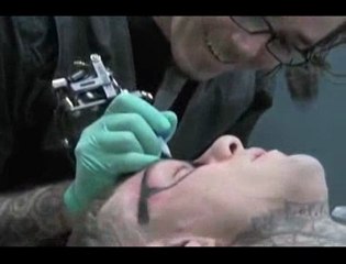 Un homme se fait tatouer des lunettes