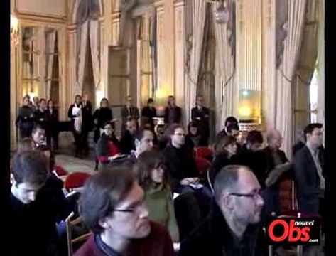 Mitterrand installe l'Hadopi et sèche sur les questions