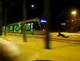 De la luge derrière un tramway !