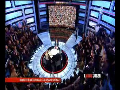 A vous de juger : Peillon pose un lapin à Arlette Chabot