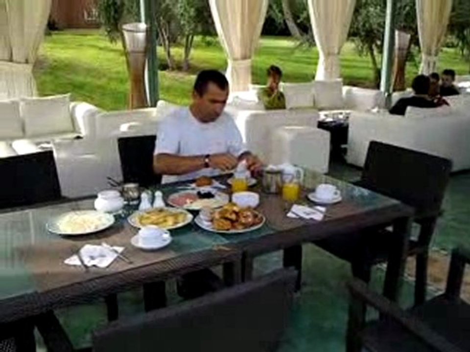 petit dejeuné au bord de la piscine