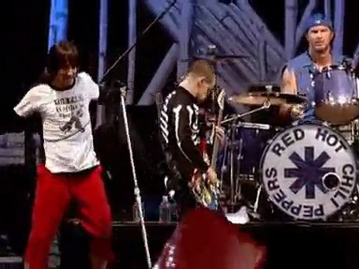 Red Hot Chili Peppers By The Way outro live@Slane Castle - Vídeo Dailymotion