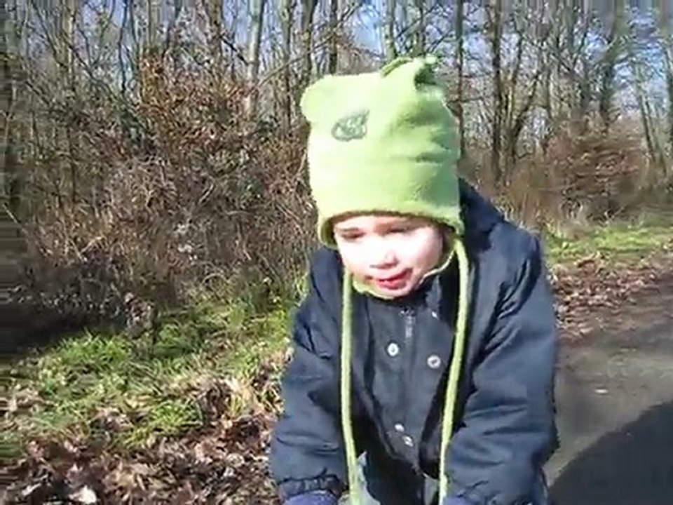 Milan sur sa petite voiture jaune
