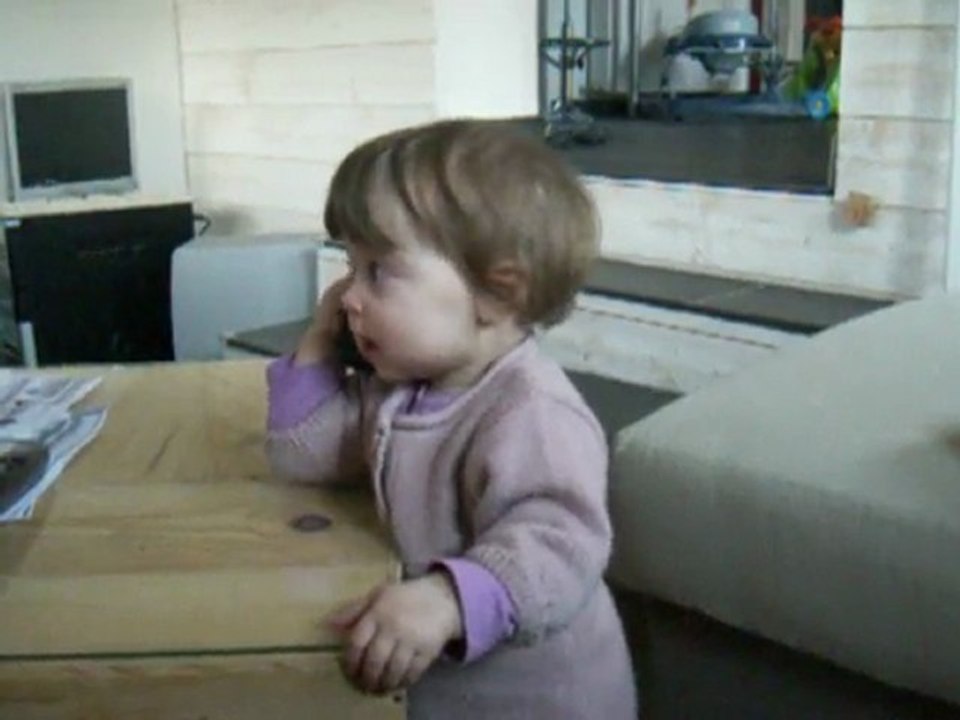 10 mois et demi "Allô?"