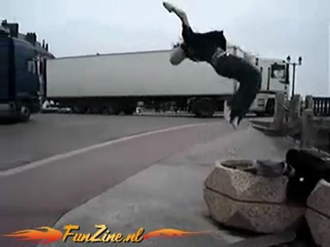 Salto quasi mortale all'indietro