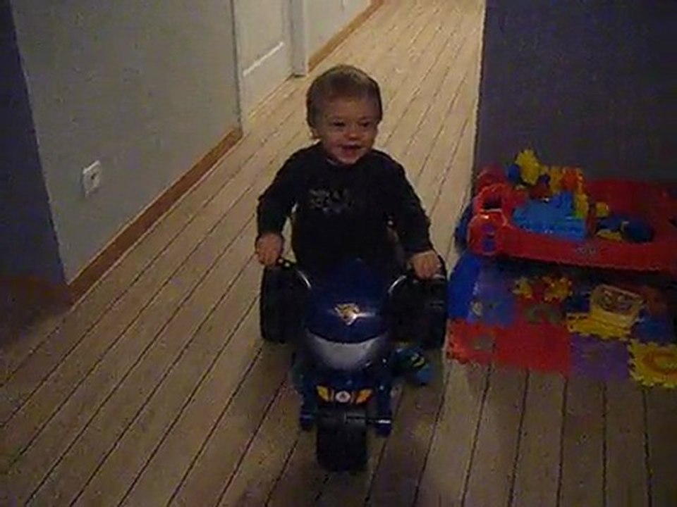 Nathan fait de la moto