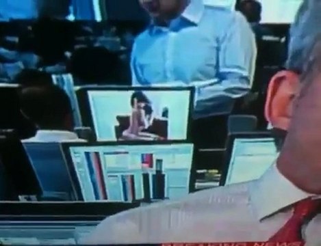 Un banquier surpris entrain de regarder des photos sexys