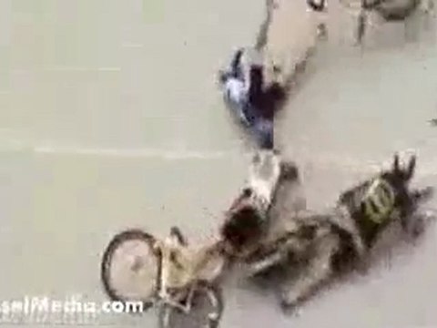 Chute en cascade dans une course de vélo