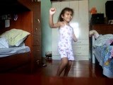 Emili dançando