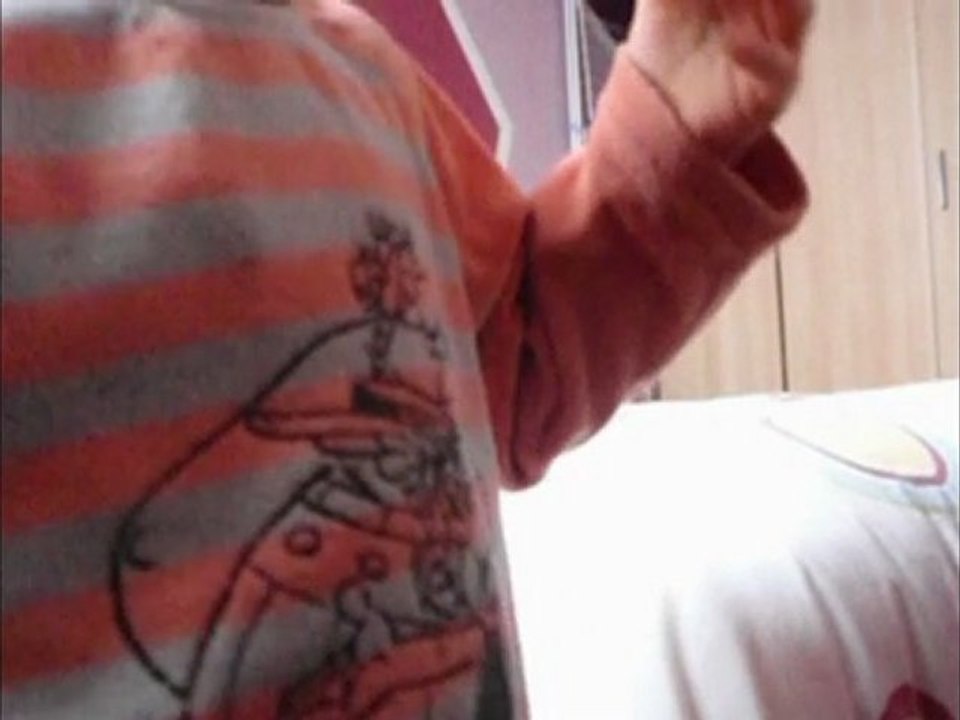 Ewen au téléphone avec sa mère