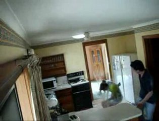 Petite vanne avec de l'eau et un plafond