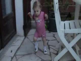 Chloe s'eclate dans le jardin