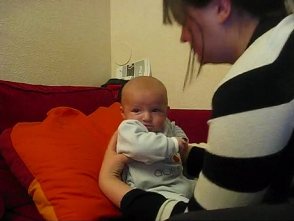 james joue et s'assoie